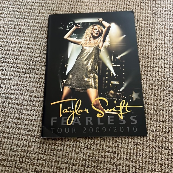 Taylor Swift Fearless Tour Book - Picture 1 of 3